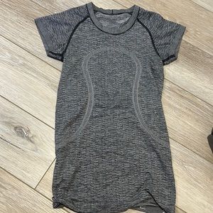 Size 2 lululemon swiftly shirt